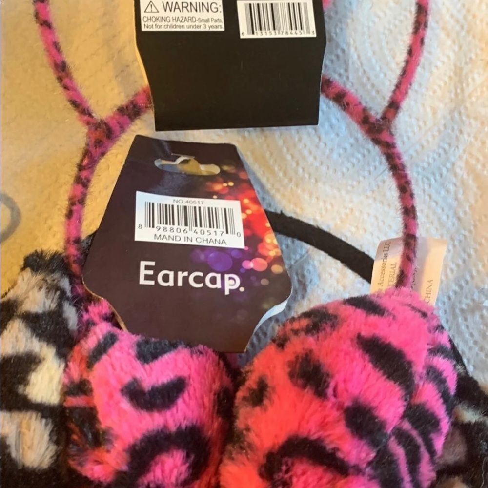 One fur cat ear muff and one cheetah print Ear
cap.